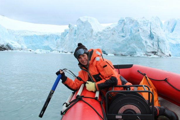 Dr Zuzanna Świrad – z wykształcenia jest geomorfolożką, a od roku pracuje w Zakładzie Badań Polarnych i Morskich IGF PAN. Interesuje się brzegami morskimi i osuwiskami. Prowadziła badania w Anglii, Kalifornii, Nepalu, Antarktyce i na Spitsbergenie.