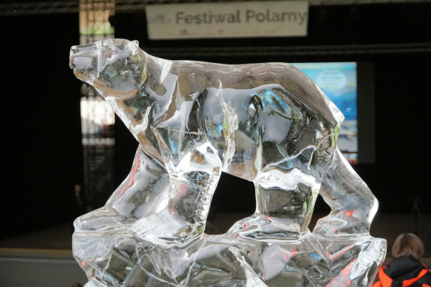 Niedźwiedź polarny - rzeźba z lodu, fot. edu-arctic.pl