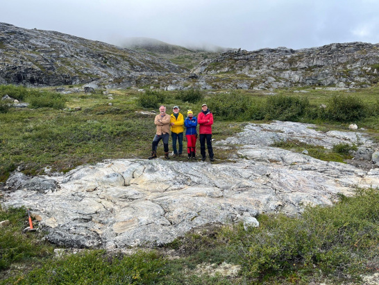Fig. 1 Od lewej: Daniel J. Dunkley, Simon A. Wilde, Monika A. Kusiak, Lars E. Augland na tle odkrywki, gdzie występują jedne z najstarszych skał.