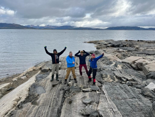 Webb Bay, radość po odnalezieniu miejsca udokumentowanego w raporcie kanadyjskiej służby geologicznej. Od lewej: Rafał, Martin, Rikke, Monika.