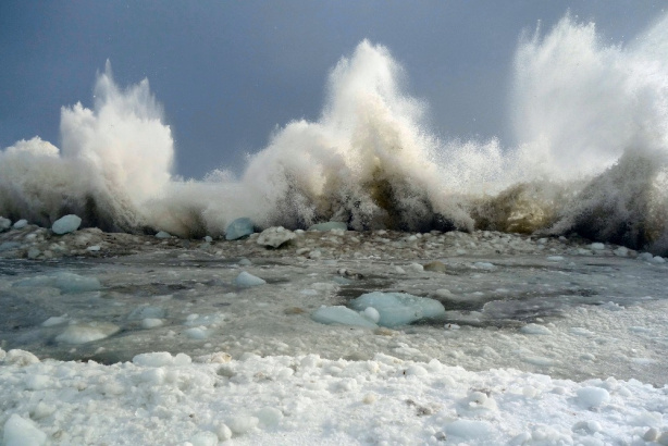 Fale sztormowe rozbijające się o brzeg Isbjornhamny w pobliżu Polskiej Stacji Polarnej Hornsund, marzec 2019 (fot. Kamil Ziemba)