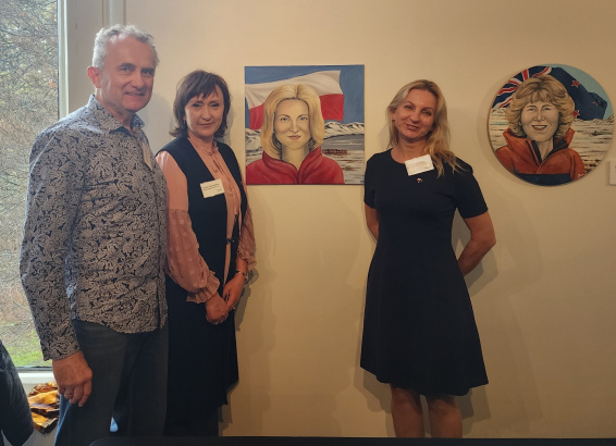 Portrait of prof. M.A. Kusiak with herself and representatives of ‘Between the Waters’ Polish Legacy Trust:
Tomasz Prokop and Dorota Szymanska-Prokop. 