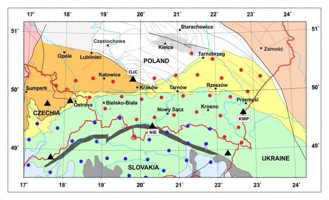 Mapa planowanego rozstawienia stacji sejsmicznych w projekcie (czerwonymi kropkami oznaczono planowane stacje polskie, czarnymi trójkątami stacje tzw. permanentne - czyli stałe obserwatoria sejsmologiczne).